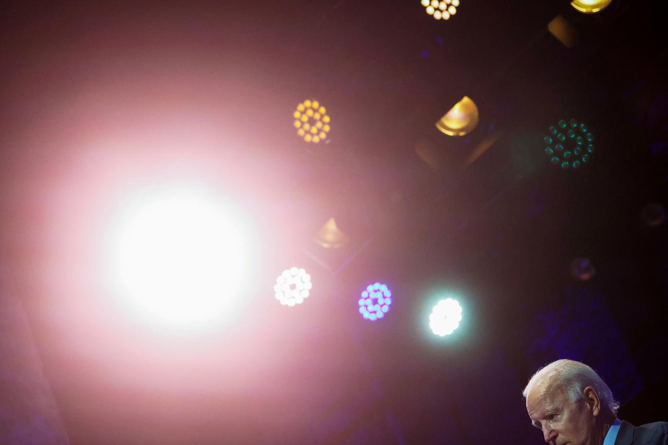 The photo shows the candidate under stage lighting in an artistic shot where diffracted lights hover in the air above his head.